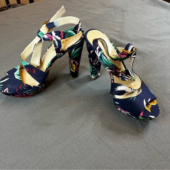 Ladies Size 7.5 Bakers Mccoy Multi Colored Sandals - Picture 4 of 9